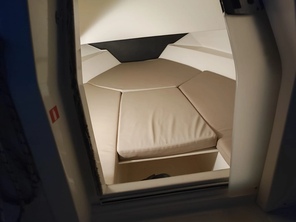 Quicksilver 675 activ 150HP - picture 2